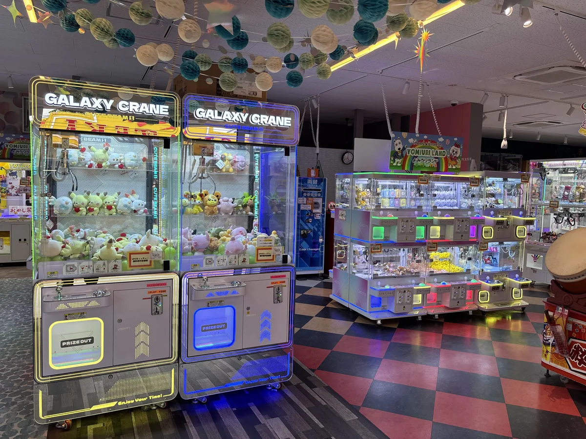 よみうりランド内プレイパークの店内。クレーンゲーム機が並ぶフロア